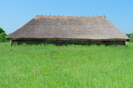 典型的古老大村棚乡村村庄农场窝棚小屋木材场地房子天空稻草图片