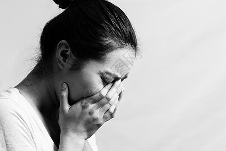 哭泣的悲伤女孩眼泪痛苦破坏自尊隐藏眼睛情绪化女士女性学生图片