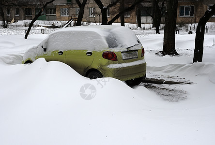 降雪的极端情况 在雪中的汽车 欧洲 乌克兰季节灾难雪堆风暴车辆街道生活城市气候温度背景图片