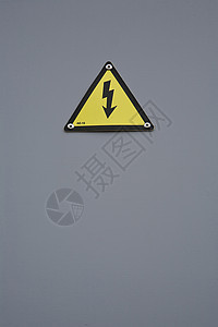 以灰色隔离的高压电压电解危险信号;图片