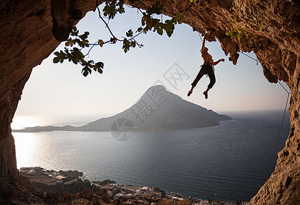 日落时的攀岩者 卡林诺斯 希腊洞穴活动岩石成人天空男人绳索挑战运动风景图片
