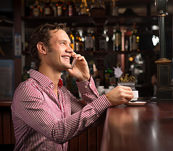 男人在电话里说话商务男性城市头发餐厅教育店铺细胞杯子柜台图片
