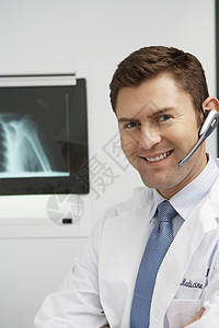 医生在医院的画像上戴耳机领带医疗衬衫医学x射线保健头肩头发棕色幸福图片