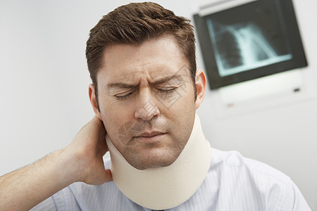 男子在医院里戴着颈套眼睛医学颈部支撑医疗病人颈托疼痛头肩保健图片