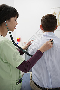 医生在医院使用听诊器检查男性病人女性保健裁剪中年医疗医学护士个人手术衣关爱图片