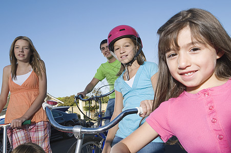 带摩托车和自行车儿童的儿童乐趣男孩青少年防护服四个人孩子棕色休闲防护视图图片