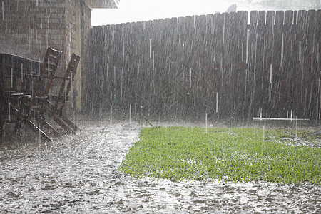 后院暴雨的景象图片