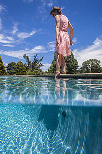 青少年游泳女孩测试池水暑期背景