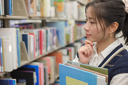 女人在书架上找书图书馆成人审查教科书思维考试学习女士体积教育背景图片