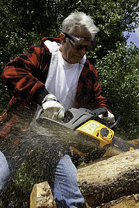 林业工人用链锯砍树格纹成人能源男士加工电力行业树干木材木头图片