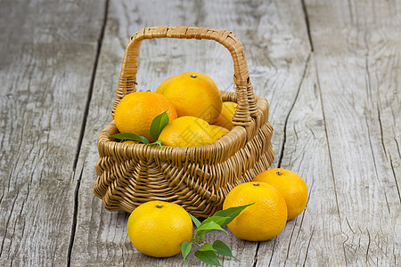 篮子里的新鲜橘子叶子饮食花园橙子果汁食物柑桔热带桌子水果图片
