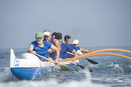 水上越野独木舟小组飞溅运动女士天空蓝天蓝色运动员海洋男士领导图片