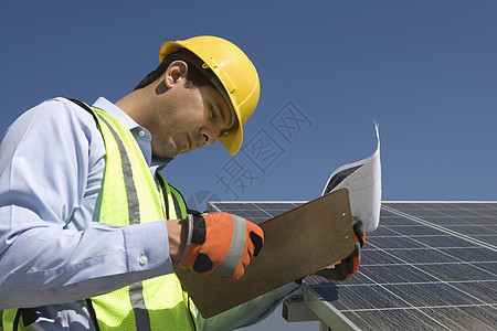 加利福尼亚州洛杉矶光伏电阵列维修工人女低角度荧光衣男人年轻人马甲发电太阳能视图手套蓝天图片