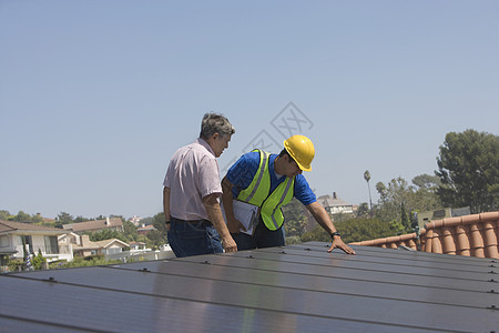 维修工人站在加州洛杉矶屋顶的太阳能电池阵列上 并站立在一起手势安装环境问题领班成年两个人男人男士成人燃料图片