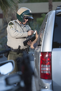 巡警站在豪华车窗前制服交警太阳镜车辆衬衫执法眼镜身份证交通绿色图片