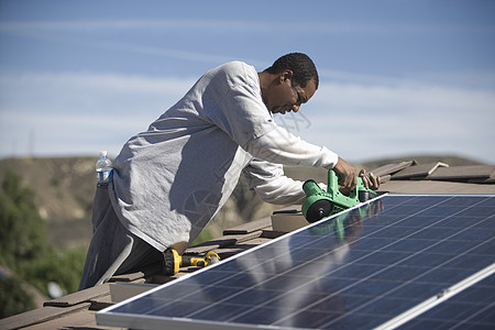 非化石能源一个人在屋顶上做太阳能电池板问题光伏太阳能男人环保男子环境配件工具成人背景