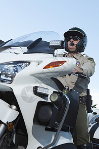 巡逻军官坐在摩托车上图片
