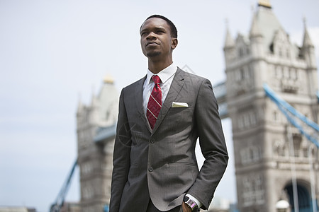 站在伦敦大桥对面的非裔美国生意人图片