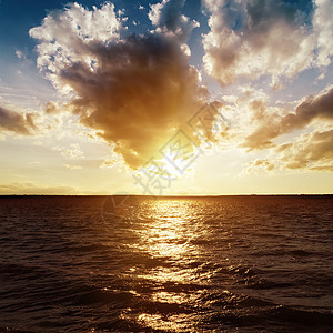 日落时橙色海背景图片