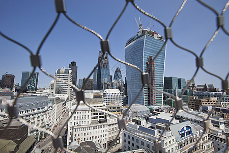 在伦敦纪念碑顶部的铁丝网背后 伦敦图片