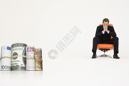 货币卷 由替补的商务人士轮椅上代表金融问题双手人士商业男士西装商务职业思维金钱生意人图片