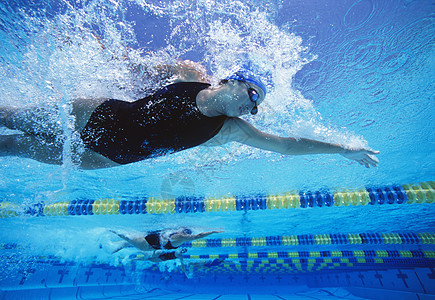 专业女游泳员在游泳池游泳图片