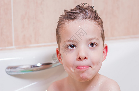 泡澡时可爱男孩的幸福快乐淋浴浴缸卫生海绵泡沫孩子婴儿喜悦乐趣童年图片