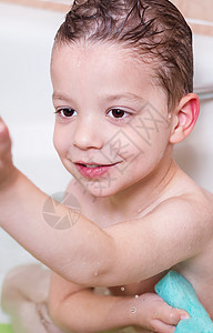 用海绵清洗可爱男孩的幸福浴室洗发水婴儿快乐淋浴童年泡沫卫生肥皂乐趣图片