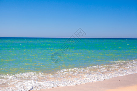 带白沙的完美热带海滩上的绿石水海岸海浪天堂海景地平线天空情调风景海岸线旅行图片