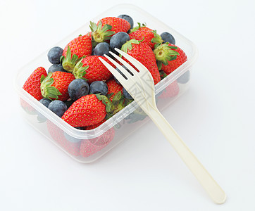 午餐盒中的草莓和蓝莓混合时间水果饮食叶子白色工作盒子午餐食物桌子图片