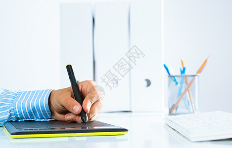 用笔状的钢丝 紧紧地握着一个人的手数字化软垫工作室建筑学铅笔桌子艺术家工作设计师创造力图片