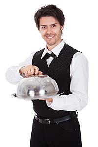 有领结和托盘的管家肖像工人服务员工作室商业餐厅盘子套装微笑男性工作图片