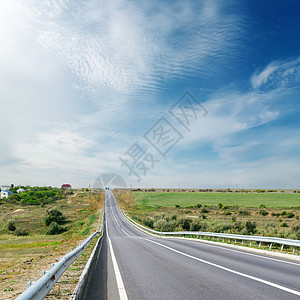 沥青路上的云天天空晴天国家草地自由场地蓝色农村太阳速度图片
