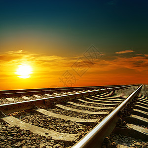 铁路上的橙色日落图片