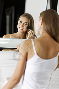 妇女化妆镜子女性女孩发型生活刷子化妆品头发商业浴室背景图片
