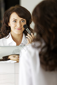 女人化妆发型化妆品浴室镜子敷料快乐商业生活反射女孩图片