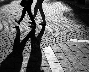 街上人行走的影子生活人群点燃城市阴影穿越民众场景街道旅行图片
