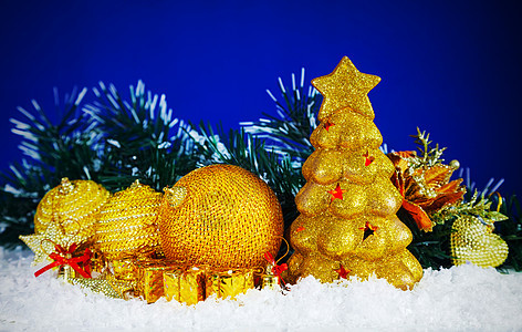 圣诞节装饰球展示绿色松树庆典背景玩具季节季节性假期金子图片