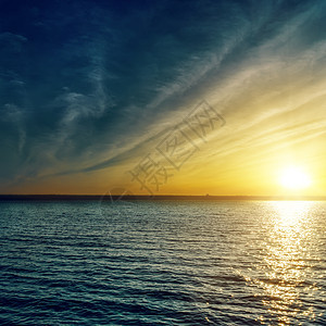 日落时 水面上有白云图片