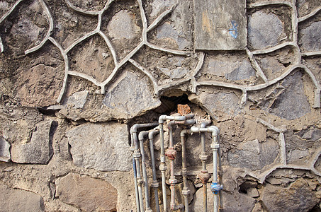 旧城墙 有生锈的自来水管管图片