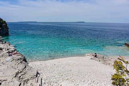 夏季湖边风景海滩石头蓝色岩石支撑天空树木晴天旅游季节图片