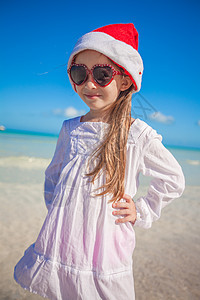 在奇异海滩上 戴着红帽子的小女孩圣天窗和墨镜海岸乐趣孩子热带婴儿微笑闲暇假期支撑女孩图片