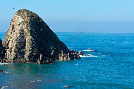 岩石海岸运动海岸线泡沫蓝色海洋天空气候海滩海景图片