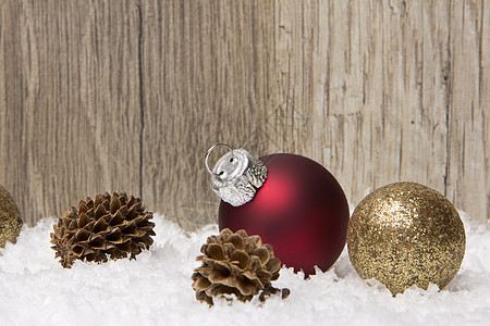 圣诞 圣诞节装饰红色和棕色假期丝带贺卡庆典装饰品金子木头松果季节时间图片