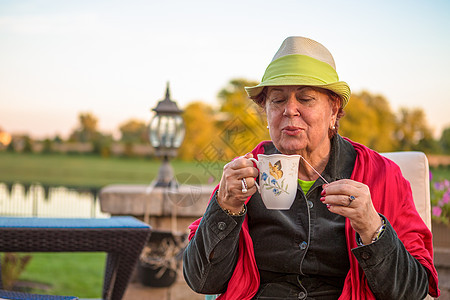 茶时高龄妇女吹热茶图片
