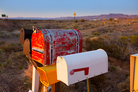 在亚利桑那沙漠一连排的格隆盖邮箱字母沙漠场景团体旅行邮件干旱国家太阳日落图片