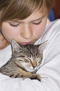 有小猫的孩子眼睛游戏快乐灰色拥抱女儿友谊动物家庭婴儿图片