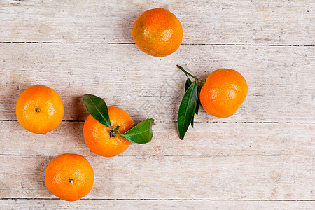 5个有叶子的橘子水果花园季节果汁食物木头饮食宏观桌子热带图片