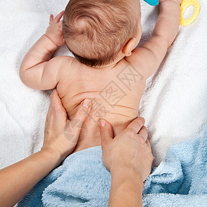 婴儿背部按摩疗法保健孩子父母反射婴儿期身体按摩师手指童年图片