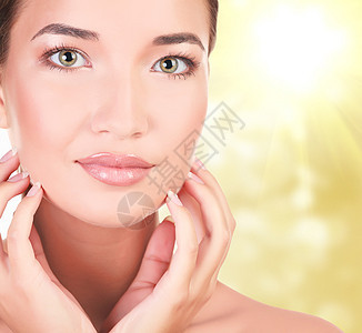 美丽的亚洲女孩 有干净的新鲜皮肤女性身体奶油手指脖子嘴唇奢华太阳温泉化妆品图片